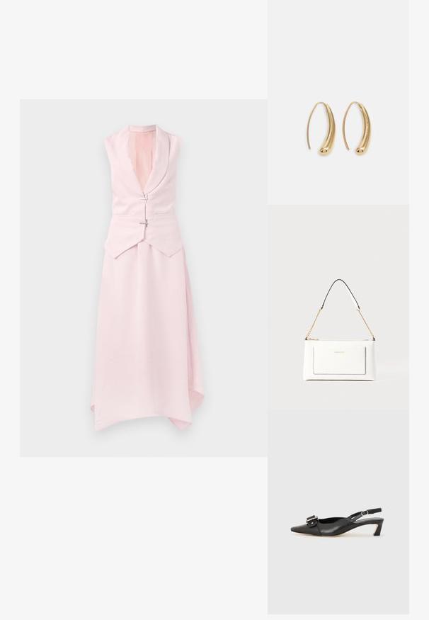 Jasnoróżowa sukienka bez rękawów z kołnierzykiem w stylu szala, asymetrycznym dołem i dwoma ozdobnymi srebrnymi zapięciami w talii. Gładki, teksturowany materiał.; Czarne skórzane buty typu slingback z ostrym noskiem, małym obcasem i ozdobnym zapięciem na górze. Gładka faktura, minimalistyczny design.; Biała skórzana torebka o teksturowanym wykończeniu, z złotą łańcuszkową rączką i czarnymi akcentami. Zawiera przednią kieszeń oraz zamek błyskawiczny.; Złote metalowe kolczyki w kształcie obręczy o zakrzywionym, wydłużonym kształcie. Posiadają gładką, błyszczącą powierzchnię oraz zaokrąglony koniec dla dodatkowego efektu.