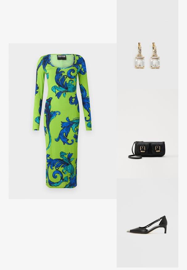 Langermet kjole i livlig grønn stoff med sterke blå blomster mønstre. Klippet med rund hals og formtilpasset silhuett.; Sort skinn kittenhel med spiss sølv tåhette og doble spenne-stropper på hvit bakgrunn.; Svart skinn crossbody veske med to frontlommer, gyldne spenner, glidelåslukking og en slank stropp. Teksturert overflate og kompakt rektangulær form.; Gullfargede øreringer med en rektangulær, klar krystall som henger under en rad av små, runde klare akenter. Elegante, moderne design.