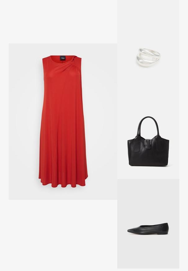 Sarkans bezpiedurkņu kleita no gludas auduma, ar pagrieztu plecu detaļu un drapēta dizaina, kas nodrošina brīvu piegulšanu.; Melna ādas baleta kurpe, ar norādītu purngalu, minimālisma dizains, gluda tekstūra, zema papēža augstums, bez redzamiem aksesuāriem vai rotājumiem.; Melnas ādas somiņa ar gludu tekstūru, strukturētu formu, divām rokturām un izteiktu sudraba sprādzi priekšpusē.; Sudraba divu joslu gredzens ar gludu, pulētu virsmu. Iezīmējas ar plūstošu, izliekta dizaina struktūru ar pārklājošām sekcijām modernam izskatam.