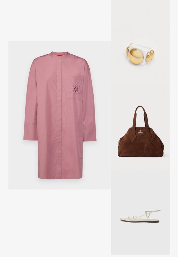 Pitkähiha, kauluksellinen paita pehmeää vaaleanpunaista puuvillaa. Ominaisuuksiin kuuluu etutasku brodeeratulla logoyksityiskohdalla. Suora helma ja rento malli.; Beige litte sandaalit, joissa on useita hoikkia hihnoja ja säädettävä solki. Pohja on litteä, ja reunassa on kevyt tumma kontrasti.; Ruskea mokkahamppari, jossa on jämäkkä muoto, pyöreä runko ja pitkät timantinmuotoiset kahvat. Varustettu hopeasävyisellä sulkumekanismilla.; Valkoinen rengas, jossa on kiiltävä pinta, ja jossa on suuri kultainen pyöreä korostus ja kolme pienempää kultapalloa toisella sivulla. Sujuva tekstuuri.