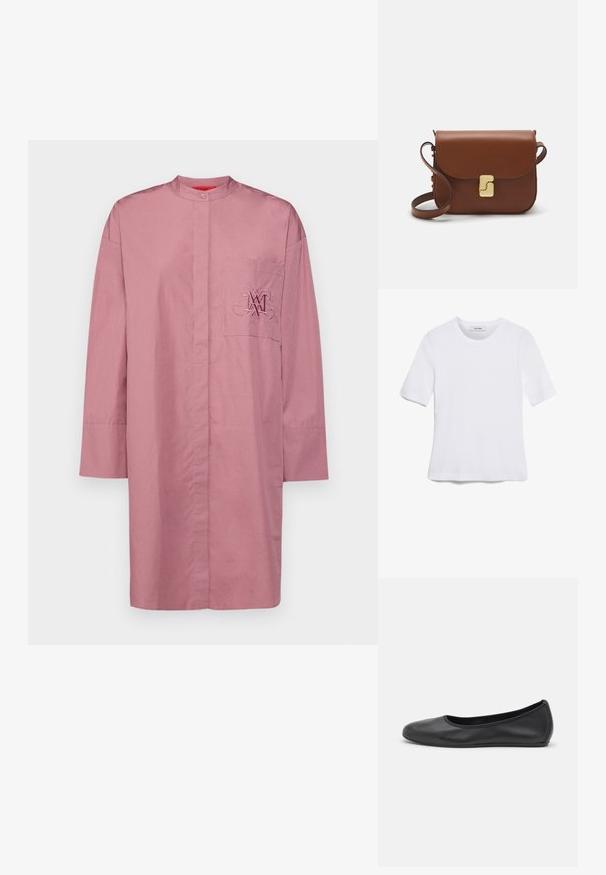 Camicia a maniche lunghe con colletto in cotone rosa chiaro. Presenta una tasca frontale con dettagli di logo ricamato. Orlo dritto e vestibilità rilassata.; T-shirt bianca a maniche corte realizzata in tessuto a costine. Collo rotondo, vestibilità regolare e dettagli di cucitura sottili. Senza motivi o grafiche.; Pantofole da balletto nere in pelle con punta arrotondata, texture liscia, dettagli di cucitura minimi e design con suola flessibile.; Borsa a tracolla in pelle marrone con chiusura a pattina, hardware color oro, tracolla e una finitura liscia. Forma rettangolare compatta.