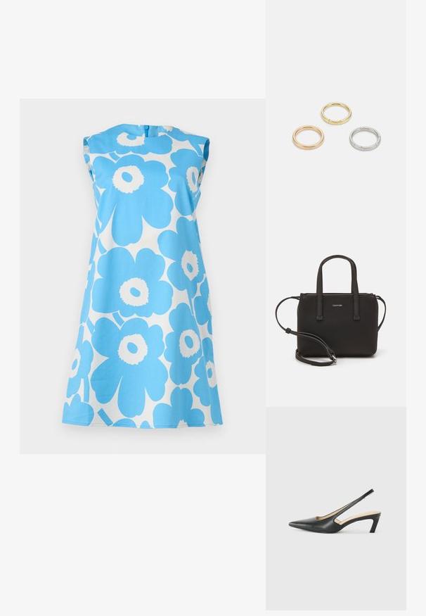 Modra cvetna obleka z velikimi belimi marjeticami, kratkimi rokavi, okroglim izrezom in zadrgo na hrbtu. Narejena iz lahkotnega materiala.; Črne čevlje s koničastimi nosovi in slingback obliko z nizko peto, izdelane iz gladke usnjene materiale ter s črtasto zasnovo na strani za prezračevanje.; Črna torbica z dvema kratkima ročajema in odstranljivim naramnim trakom. Gladek usnju podoben material z zadrgo in podrobnostmi z logotipom.; Trije kovinski prstani: eden rožnato zlati, eden zlat z teksturiranimi detajli in eden srebrn, vsi z vgraviranim logotipom na notranji strani.