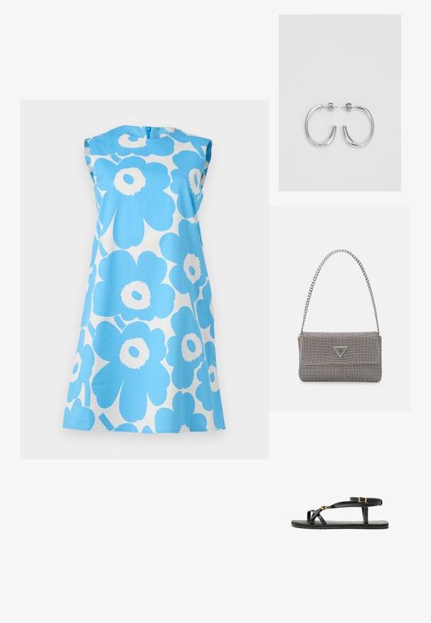 Sinine lilleline kleit, millel on suured valged karikakrad, lühikesed varrukad, ümar kaelus ja taga tõmbluku sulgemine. Valmistatud kerge materjali kasutamisest.; Mustad musta nahast sandaalid õhukeste rihmade ja lukustatava pahkluu rihmaga. Tasane sole tekstureeritud viimistluse ja zikk-zakk servaga. Minimalistlik disain.; Helehall metallik handbags, millel on kett, kaunistatud väikeste ümmarguste metallist õmblustega ja kolmnurkse brändi logoga.; Hõbedased rõngaskõrvarõngad, millel on sile ja läikiv pind. Ümar kuju, kerge disain, millel on post-tagumise kinnituse süsteem.