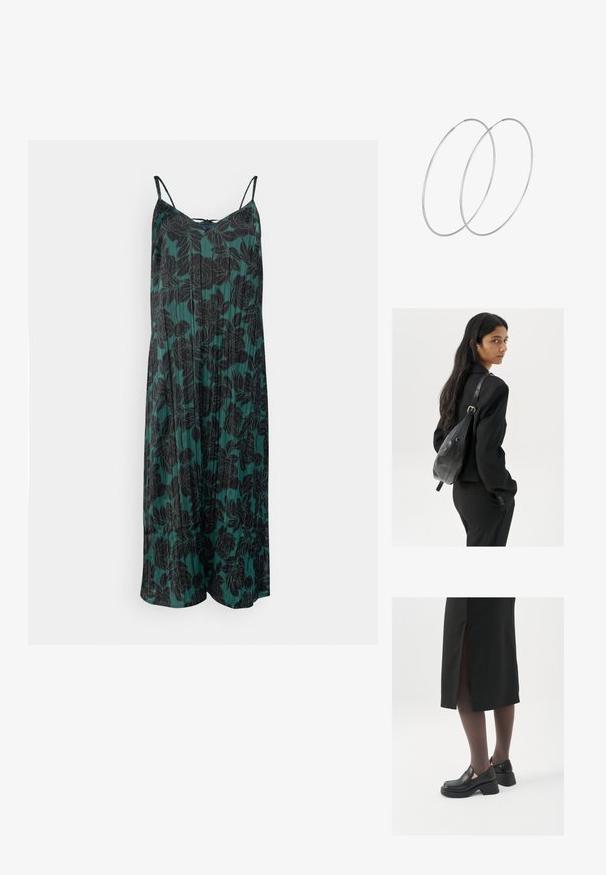 Ziedu sundress tumši zaļā audumā ar melnām peoniju rakstām, ar plānām plecu siksnām un plūstošu siluetu.; Melni ādas apavi ar noapaļotu purngalu, biezām bloku papēžiem un elastīgiem sānu akcentiem, apvienoti ar tumšām zeķubiksēm un melnu svārku ar šķirbu.; Sieviete ar garām tumšām matiem, ģērbusies melnā uzvalkā, nēsā melnu ādas plecu somu un skatās pāri plecam uz balta fona.; Sudraba gredzenveida auskari ar minimālistisku dizainu. Cirkulāra forma, gluda tekstūra un plāns profils. Vieglu svaru ar spīdīgu apdari.