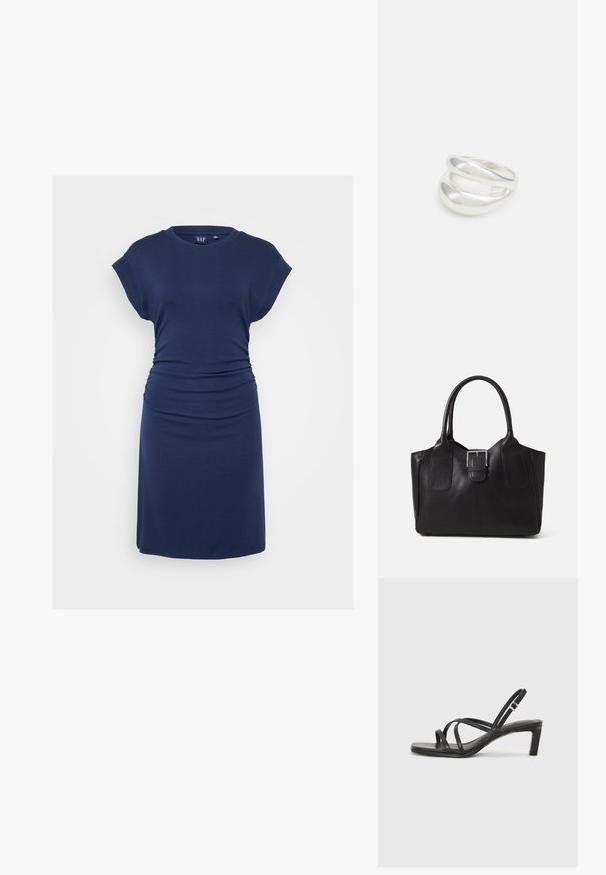 Laivansinis mekko, joka on valmistettu pehmeästä kankaasta, sisältää lyhyet hihat, pyöreän pääntien, kerroksittain ommeltuja sivuyksityiskohtia ja tiukasti istuvan siluetin.; Mustat hihnalligat, joissa on neliön muotoinen kärki ja matala lohkokorko. Ominaisuuksiin kuuluu useita ohuita hihnoja ja säädettävä nilkkahihna. Valmistettu sileästä nahasta.; Musta nahkainen olkalaukku, jossa on sileä pinta, ryhdikäs muoto, kaksi kahvaa ja silmienpistävä hopeinen solkiyksityiskohta edessä.; Hopeinen kaksinkertainen rengas, jossa on sileä, kiillotettu pinta. Siinä on sulava, kaareva muotoilu, jossa on päällekkäisiä osia modernin ilmeen saavuttamiseksi.