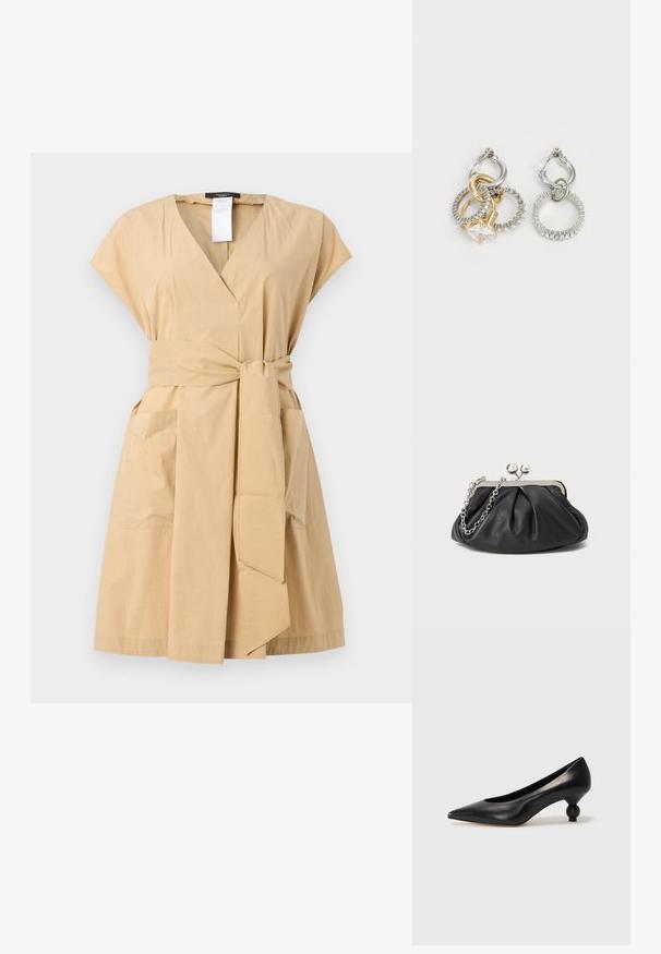 Kaki omlottklänning med V-ringning, korta ärmar, tygknut-bälte och två sidofickor. Tillverkad av mjuk bomullsblandning.; Svart läderhögklackad sko med spetsig tå och rund, bollformad klack. Slät yta med en elegant, minimalistisk design.; Svart läderclutch med rynkad struktur, silverfärgad metallram, lås med kysslås och kedjesnodd. Slät, mjuk yta.; Örhängen i form av ringar med en kombination av sammanflätade guld- och silverringar, en klar kubisk zirkonia-accent och en strukturerad ring.