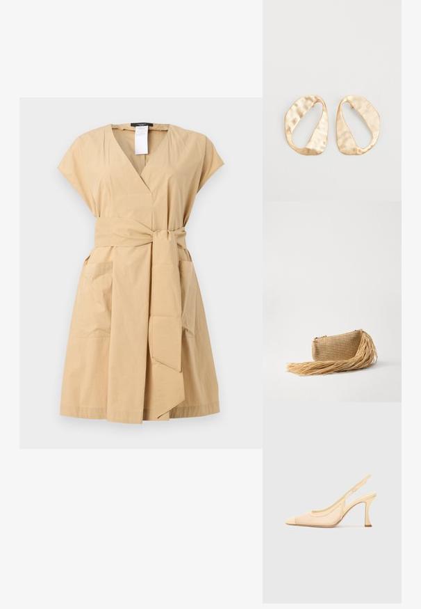 Khaki omslagskjole med V-hals, korte ærmer, stofbælte og to sidelommer. Fremstillet af glat bomuldsblandingsmateriale.; Slingback højhælet sko i lys beige mesh med spids tå og en slank, buet hæl, der har et minimalistisk spænde som accent.; Cult Gaia VIERA - Clutches - natural; Et par uregelmæssige ovalformede øreringe i guldtonet metal med en tekstureret, let hamret overflade på en hvid baggrund.
