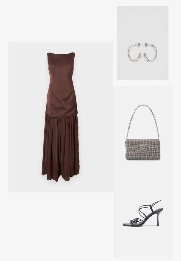 Hnedé saténové šaty s priliehavým vrškom a voľnou, zbieranou sukňou. Majú lodičkový výstrih a jemnú, štruktúrovanú látku.; Čierne sandále na vysokom podpätku majú tenké remienky s uzlovým dizajnom, hladký štvorcový špičku a elegantný stiletto podpätok.; Svetlošedá metalická kabelka s reťazovým popruhom, ozdobená malými kruhovými kovovými štítkami a trojuholníkovým logom značky.; Strieborné kruhové náušnice s hladkým a lesklým povrchom. Okrúhly tvar, ľahký dizajn, s uzáverom na kolík.