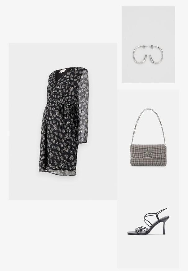 Vestido de maternidade em tecido preto com padrão de margaridas brancas e roxas. Apresenta um decote em V, mangas longas transparentes e um detalhe de cintura atada.; As sandálias de salto alto pretas apresentam tiras finas com um design em nó, uma biqueira quadrada lisa e um elegante salto agulha.; Bolsa metálica cinza claro com uma alça de corrente, adornada com pequenos rebites metálicos circulares e um logótipo triangular da marca.; Brincos de argola prateados com um acabamento suave e brilhante. Forma arredondada, design leve, com fecho de pino.