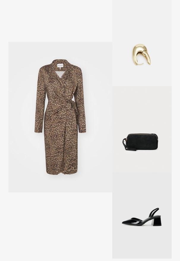 Abito avvolgente con stampa leopardata in un tessuto leggero e testurizzato, dotato di maniche lunghe e cintura da annodare in vita. Dettaglio del colletto a punta.; Décolleté in vernice nera con punta affusolata e tacco in geometria cubica. Presentano un design elegante e minimalista, con una texture liscia.; Borsa a pochette nera in suede con chiusura a zip e tracolla rimovibile. Presenta hardware in tonalità oro e una texture liscia e opaca.; Orecchino in metallo color oro con un design elegante e curvo. Presenta una forma appuntita distintiva, superficie lucida e chiusura a cerniera.