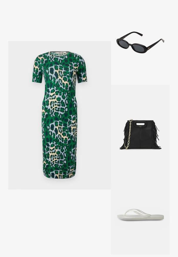 Zielona sukienka z krótkim rękawem z lwim wzorem w odcieniach niebieskiego, beżowego i czarnego. Materiał wydaje się gładki i ma dopasowany kształt.; Białe klapki z teksturowaną podeszwą, z cienkimi paskami i płaskim fasonem. Wykonane z gumy, z subtelnym logo na wkładce.; Czarne, oversize okulary przeciwsłoneczne z owalnymi soczewkami, gładkim plastikowym mostkiem i złotymi akcentami na zausznikach. Ciemne soczewki zapewniają ochronę przed słońcem.; Czarna skórzana torebka na ramię z frędzlami, złotym łańcuszkiem oraz wyciętym uchwytem. Posiada umieszczone na przodzie logo.