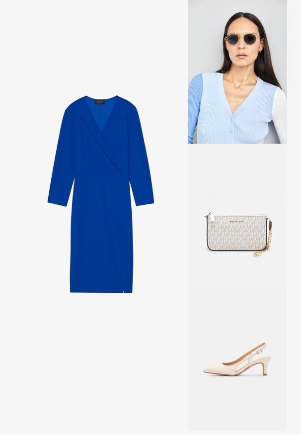 Modrá dlhá rukávová šaty s prekrývajúcim dizajnom, s V-výstrihom a bočným rozparkom. Vyrobené z hladkej tkaniny so pevným povrchom.; Biele slingback topánky na podpätku s ostrou špičkou, hladkým vrchným materiálom, nízkym blokovým podpätkom a bočným výrezom s nastaviteľným remienkom na pracku.; Okrúhle slnečné okuliare s tmavými šošovkami a zlatým rámom. Modelka má na sebe svetlomodrý pletený kardigán s gombíkmi a bielymi rukávmi v kontraste.; Michael Kors zápästná taška v béžovej potiahnutej plátenej tkanine s opakujúcim sa vzorom loga MK, zlatým kovania a odnímateľným reťazovým popruhom.