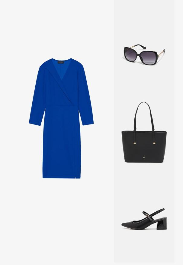 Modré dlouhé šaty s dlouhým rukávem a zavinovacím designem, se vzorem ve tvaru V a bočním rozparkem. Vyrobeno z hladké látky s pevným povrchem.; Černé lakované lodičky s otevřenou patou, špičatou špičkou, zaobleným střihem a blokovým podpatkem. Zdobené akcentem v zlatém tónu.; Černé oversized sluneční brýle se gradientními skly, silnými rámy a zlatými řetízkovými detaily na nožičkách.; Černá taška přes rameno vyrobená z umělého materiálu, s jednoduchým obdélníkovým designem, zlatými čtvercovými akcenty a dvojitými uchy.