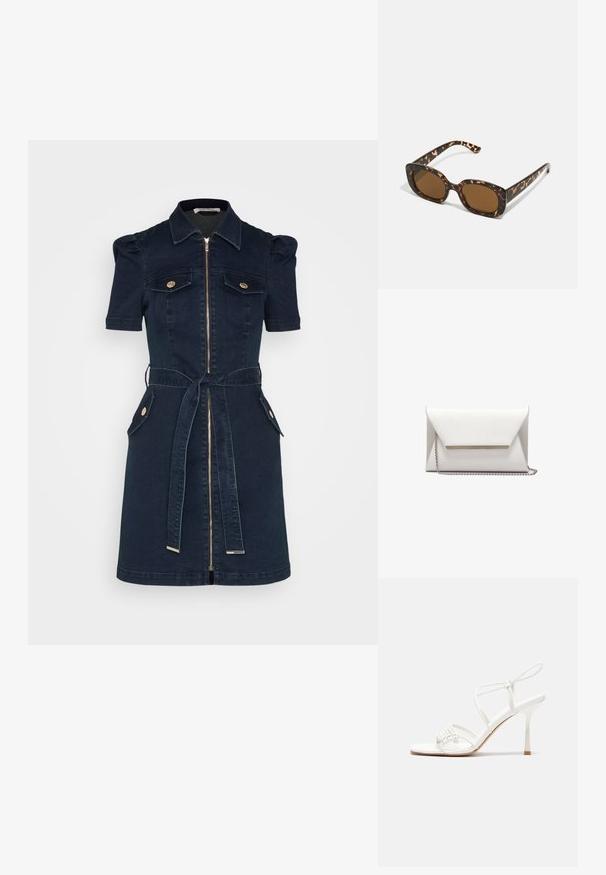 Marineblå denimkjole med korte puffærmer, lynlåsfortsatelse foran, to brystlommer, bælte i taljen og accenter i guldfarve.; Hvit stroppesandale med høy hæl og flatt tåfeste, teksturert front med rynkede detaljer, og en smal ankelreim.; Skilpaddeskall solbriller med en rund, kraftig ramme og brune linser. Har subtile mønstre og rett, avsmalnende armer.; Hvit konvoluttclutch laget av glatt lær med en sølvkjede-rem og en metallisk akcentbjelke på forsiden. Minimalistisk design og trekantet form.