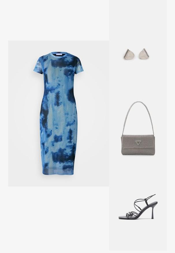 Zila krāsu saulē izpūšamā midi kleita, izgatavota no viegla auduma, ar īsām piedurknēm, apaļu kakla izgriezumu un pieguļošu siluetu ar gludu tekstūru.; Melnas augstpapēžu sandales ar plāniem siksniņām un mezgla dizainu, gluda kvadrātveida purngalu un elegantu stiletto papēdi.; Gaiši pelēka metāla rokassoma ar ķēdes siksnu, rotāta ar mazām apaļām metāla kniedēm un trīsstūra zīmola logo.; Sudraba metāla auskari ar gludu, asarveida formu un pulētu apdari. Smalkas gravējumi pievieno detalizāciju. Minimālisma dizains.