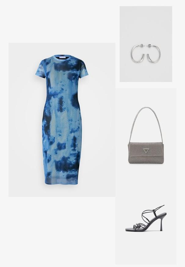 Plava tie-dye midi haljina napravljena od laganog materijala, sa kratkim rukavima, okruglim izrezom i prilagođenim krojem s glatkom teksturom.; Crne sandale na visokoj potpetici imaju tanke trake s čvorastim dizajnom, glatki kvadratni vrh i elegantnu stiletto petu.; Svijetlosivi metalik ruksač s lancem, ukrašen malim okruglim metalnim zakovicama i trokutastim logotipom marke.; Srebro naušnice u obliku prstena s glatkom, sjajnom završnom obradom. Zaobljenog oblika, laganog dizajna, s kopčom na poleđini.
