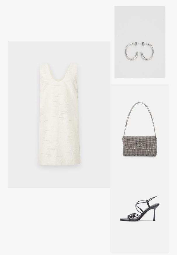 Valge ilma varrukateta kleit U-kujulise kaelusega, millel on tekstuurne pind ja õrnad, ebaühtlased mustrid. Sile materjal, põlvepikkune.; Mustad musta värvi kontsandaalid on varustatud peente rihmadega, millel on sõlmekujundus, siledad ruudukujulised varbad ja stiilne stilettokonts.; Helehall metallik handbags, millel on kett, kaunistatud väikeste ümmarguste metallist õmblustega ja kolmnurkse brändi logoga.; Hõbedased rõngaskõrvarõngad, millel on sile ja läikiv pind. Ümar kuju, kerge disain, millel on post-tagumise kinnituse süsteem.
