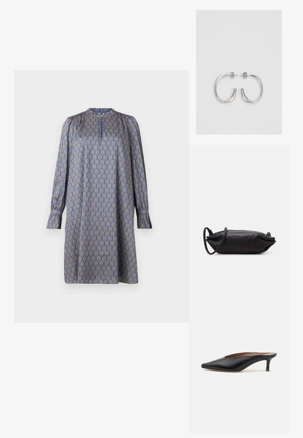 Langärmliges Kleid aus blauer Stoff mit einem sich wiederholenden gelben Muster stilisierter Muscheln. Verfügt über einen runden Ausschnitt und geraffte Ärmel.; Schwarze Leder-Mules mit spitzem Zehenbereich und niedrigem Blockabsatz. Glatte Textur mit elegantem Design. Offene Rückseite mit minimaler Gestaltung.; Schwarze Leder-Clutch mit rechteckiger Form, glatter Textur, dünnem Schulterriemen und minimalistischer Gestaltung.; Silberne Creolen mit einer glatten, glänzenden Oberfläche. Abgerundete Form, leichtes Design, mit einer Steckverschluss.