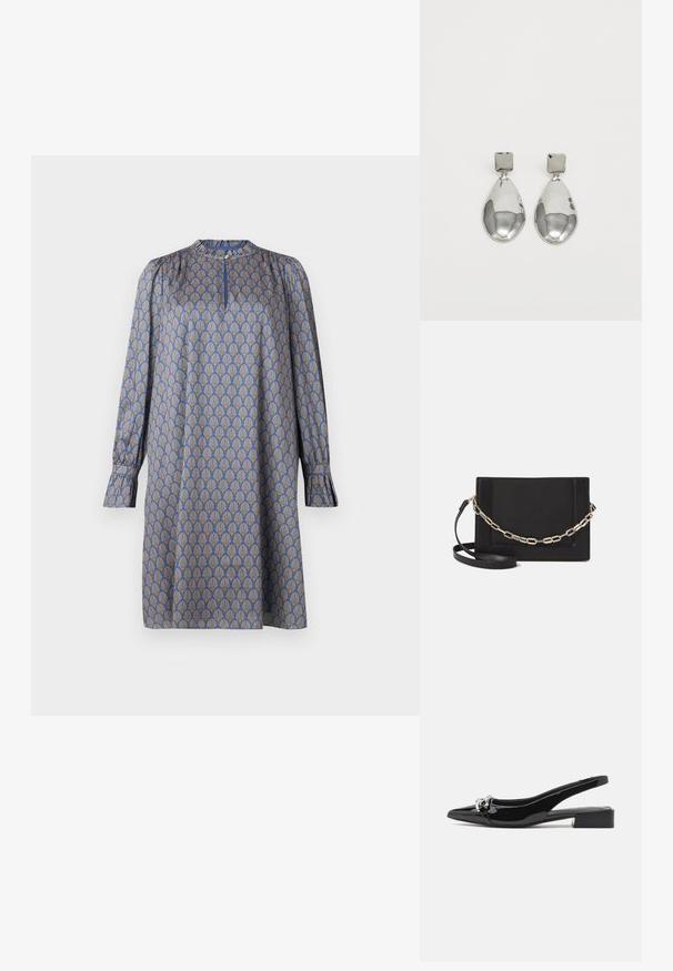 Sukienka z długim rękawem w niebieskim kolorze z powtarzającym się żółtym wzorem w stylizowane muszle. Posiada okrągły dekolt i marszczone rękawy.; Czarne lakierowane buty typu slingback z ostrym noskiem, srebrnymi detalami i niskim obcasem blokowym. Gładka, błyszcząca faktura przez cały czas.; Czarna skórzana torebka typu crossbody z gładką teksturą, prostokątnym kształtem oraz metalowym detalem w postaci łańcuszka z przodu. W zestawie regulowany pasek.; Srebrne kolczyki w kształcie kropli z kwadratowym sztyftem, cechujące się gładkim, polerowanym wykończeniem oraz kształtem łzy, odbijające światło dzięki błyszczącej powierzchni.
