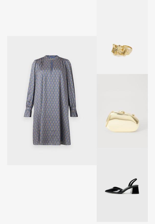 Sukienka z długim rękawem w niebieskim kolorze z powtarzającym się żółtym wzorem w stylizowane muszle. Posiada okrągły dekolt i marszczone rękawy.; Czarne lakierowane półbuty na obcasie z wydłużonym noskiem i geometrycznym słupkiem. Charakteryzują się eleganckim, minimalistycznym designem oraz gładką fakturą.; Metaliczna złota kopertówka o gładkim, zaokrąglonym kształcie, z górnym zapięciem na guzik i małym łańcuszkiem do noszenia.; Złoty pierścionek o teksturowanym, falistym wzorze z trzema wyraźnymi szczytami. Gładka, błyszcząca powierzchnia z otwartą obrączką dla regulowanego dopasowania.