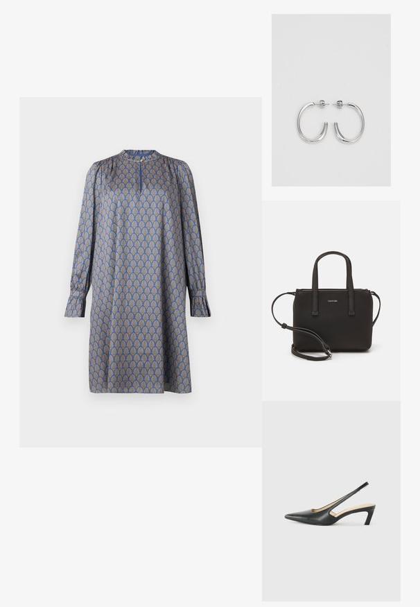 Langærmet kjole i blåt stof med et gentaget gult mønster af stiliserede skaller. Har en rund halsudskæring og samlede ærmer.; Sorte spidse slingback-sko med en lav hæl, lavet af glat læder og med udskæringer på siden for åndbarhed.; Sort håndtaske med to korte håndtag og en aftagelig skulderrem. Glat læderagtigt materiale med lynlåslukning og logo detaljer.; Sølv hoop øreringe med en glat, skinnende overflade. Rundet form, letvægtsdesign med post-back lukning.