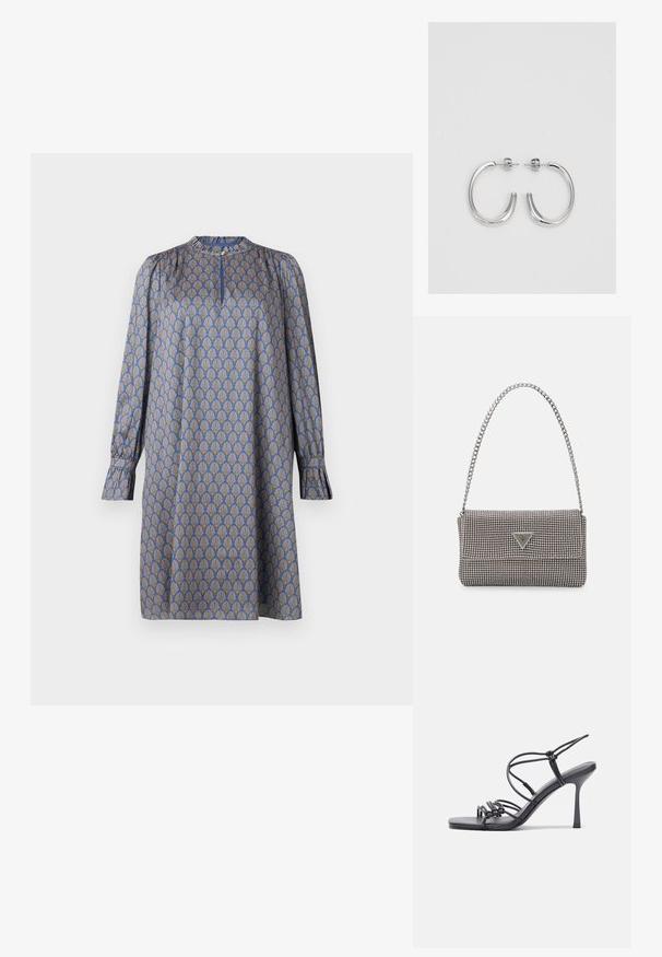 Hosszúujjú ruha kék anyagból, amelyen stilizált kagylókból álló sárga minta ismétlődik. Kerek kivágással és redőzött ujjakra jellemző.; Fekete magas sarkú szandálok vékony pántokkal, csomózott mintával, sima négyzetes orral és karcsú stiletto sarkal rendelkeznek.; Világosszürke fémes kézitáska lánc pánttal, kis kör alakú fém kifinomult díszítéssel és háromszög alakú márkagéppel.; Ezüst karika fülbevalók sima, fényes felülettel. Lekerekített forma, könnyű kialakítással, tűs zárómechanizmussal.