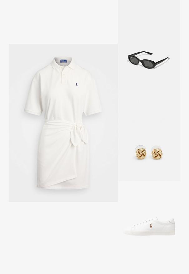 Vestido branco estilo polo com mangas curtas, apresentando um detalhe de nó na cintura e um logo bordado subtil no peito.; Sapatilhas de couro brancas, design de cano baixo, com textura suave, biqueira redonda, atacadores à frente e um pequeno logótipo bordado na lateral.; Óculos de sol pretos com lentes ovais, armação de plástico brilhante e hastes finas. Apresenta o logo da Ray-Ban em branco na lateral.; Brincos de pressão em tom dourado com um design torcido. Cada brinco possui uma base circular transparente para um uso seguro.