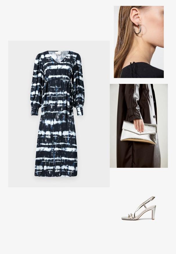 Schwarz-weiß gestreiftes Kleid mit V-Ausschnitt, langen Puffärmeln, Kordelzug in der Taille und variierenden horizontalen Mustern mit blauen Akzenten.; Metallisch silberner High-Heel-Sandalette mit offenem Zehenbereich, ausgestattet mit drei dünnen Riemen über dem Fuß und einem Knöchelriemen mit einer Schnalle.; Silberner metallischer Clutch mit einem eckigen Umschlagdesign, glatter Textur und kontrastierender Innenfarbe, gehalten in einer Hand, die einen schwarzen Mantel trägt.; Silberne Creolen mit polierter Oberfläche, die kleine goldene Akzentdetails und eine runde Form aufweisen, am Ohrläppchen getragen.