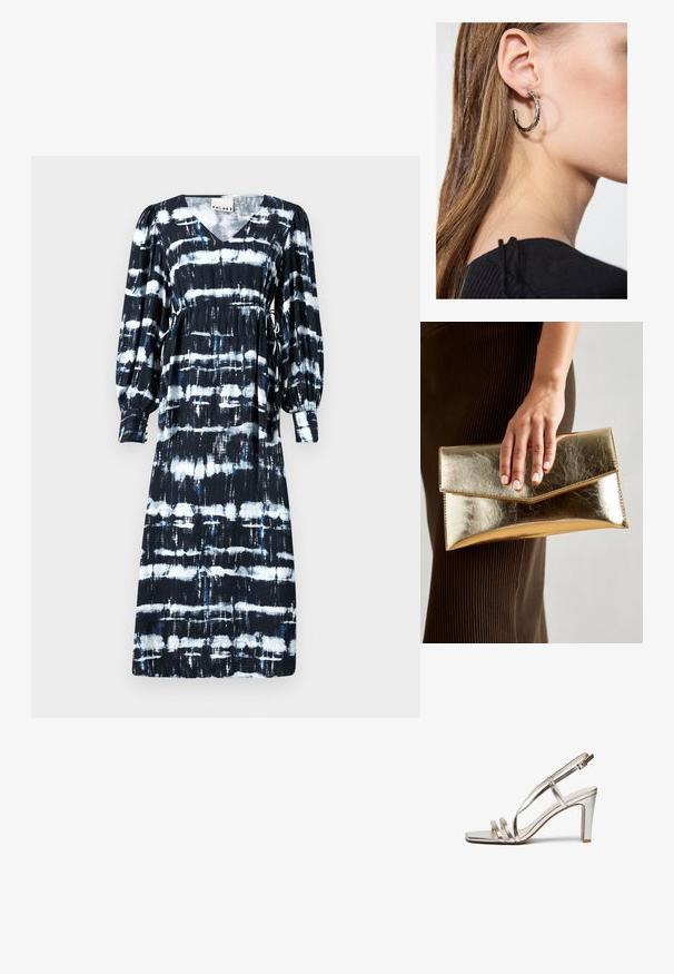 Svart og hvit stripet kjole med V-hals, lange pufferm, snøring i midjen og varierende horisontale mønstre med blå aksenter.; Metallisk sølv høye hæler sandal med åpen tå, med tre tynne stropper over foten og en ankelstropp med spenne.; Gull metallisk clutch-veske med en glatt tekstur, som har en trekantet klaffelukking. Hånden som holder den har pent manikyrte negler.; Sølv ringøredob med en polert finish, med små gull detaljer og en rund form, båret på øreflippen.