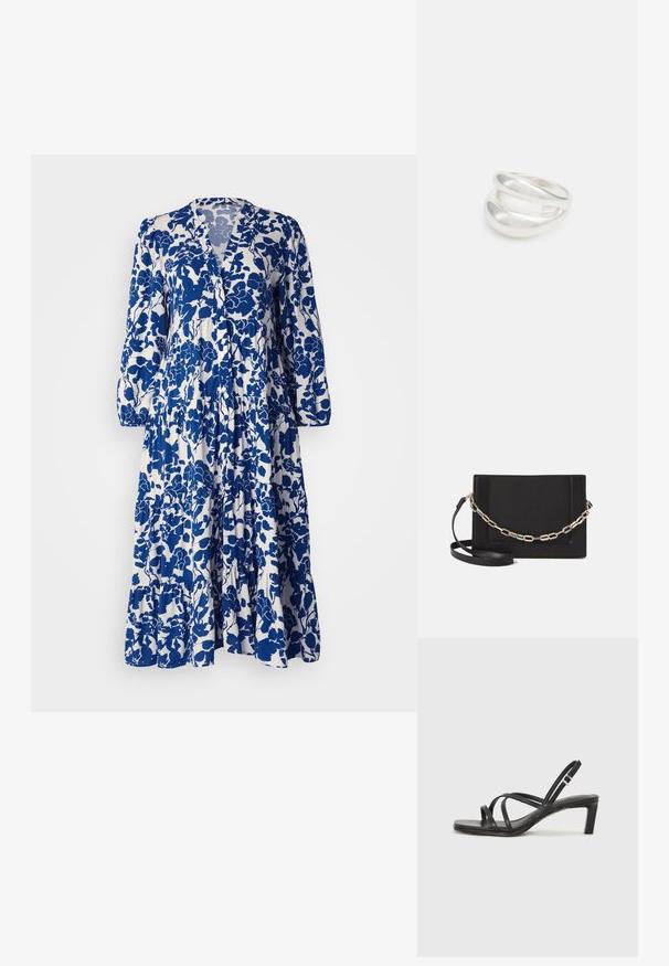 Abito a fiori blu e bianco con maniche lunghe, scollatura a V, orlo a balze a più strati e texture del tessuto morbida.; Sandalo nero con cinturini, dalla punta squadrata e tacco basso a blocco. Presenta diversi cinturini sottili e una cinturini regolabile alla caviglia. Realizzato in pelle liscia.; Borsa a tracolla nera in pelle con una texture liscia, forma rettangolare e dettaglio in catena metallica sul davanti. Inclusa una tracolla regolabile.; Anello doppio in argento con superficie liscia e lucida. Presenta un design fluido e curvo con sezioni sovrapposte per un aspetto moderno.