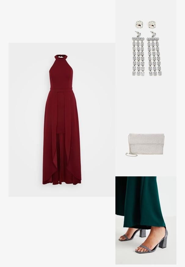 WAL G TALL YANNY HALTER NECK BODYCON - Džersio suknelė - cherry wine; Sidabriniai blizgūs blokiniai kulniukai su dviem plonomis dirželių ir kvadratuoto piršto dizainu. Pora tamsiai žalia ilgai suknelė.; Sidabrinė tinklelio rankinė su tekstūruotu, austu dizainu, turinti užlenkiamą atvartą ir nuimamą grandinėlę nešimui.; Kristaliniai auskarai su sidabro atspalvio detalėmis, su kvadratiniu auskaru ir kaskadinėmis stačiakampių bei aštuonkampių kristalų eilėmis.