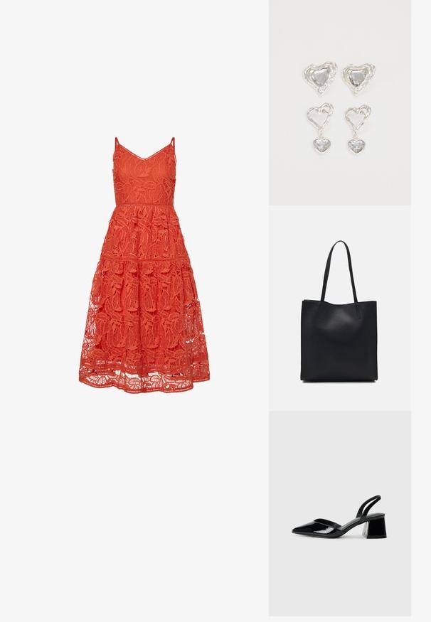 Červené čipkované šaty s nastaviteľnými ramienkami, ktoré majú zložitý vzor listov, vrstvené sukne a priliehavý korzet.; Čierne lakované kožené sandálové podpätky s špicatou špičkou a geometrickým blokovým podpätkom. Disponujú elegantným, minimalistickým dizajnom a hladkým povrchom.; Čierna kožená taška na rameno s hladkým povrchom, obdĺžnikovým tvarom a dvoma dlhými uchami. Bez viditeľného kovania alebo ozdôb.; Strieborné náušnice v tvare srdca sú zdobené facetovanými čírymi kameňmi s textúrovaným rámom. Sada obsahuje štýly so zapichovaním a visiacich náušníc.