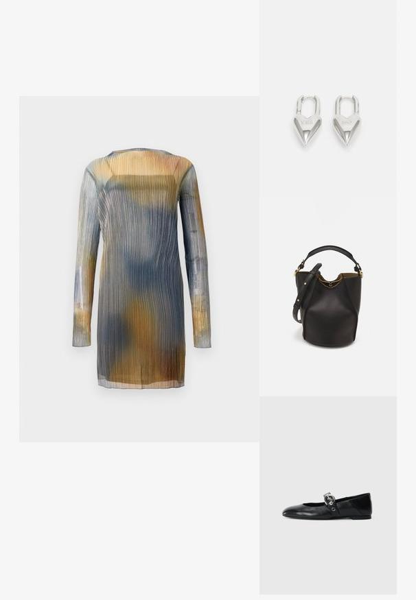 Caurskata, krokota kleita ar garām piedurknēm, kas izceļas ar zilo, dzelteno un brūno toņu gradientu. Apaļš kakls; viegls, plūstošs audums.; Melnas ādas baleta kurpes ar smailu purngalu, ar siksniņu ar apaļu metāla sprādzi un platu zoli.; Melnas ādas spainīša somas ar teksturētu apdari, zelta metāla aksesuāriem un atvērtu augšu. Piedāvā īsu rokturi un regulējamu plecu siksnu.; Sudraba sirdī formas piekariņi ar iegravētiem "JĀ" un "NĒ" tekstiem, pulēta apdare, simetrisks dizains un izturīgs metāla aizdare.