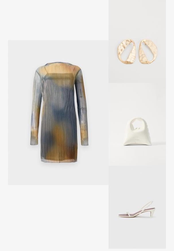 Vestido transparente, plisado y de mangas largas, con un degradado de tonos azules, amarillos y marrones. Escote redondeado; tejido ligero y fluido.; Sandalias blancas de goma con un ligero tacón, tiras delgadas y una textura de cuero suave; cuentan con una pequeña hebilla decorativa.; Bolso blanco con un diseño texturizado y curvado. Presenta un asa prominente y un fondo redondeado, con un acabado suave y hardware mínimo.; Un par de pendientes de metal dorado en forma de óvalo irregular con una superficie texturizada y ligeramente martillada sobre un fondo blanco.