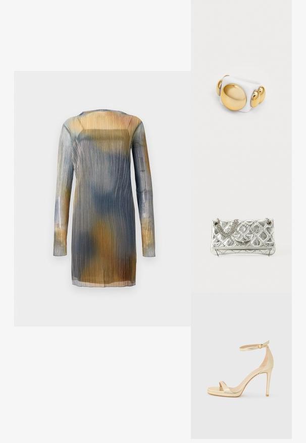 Robe transparente plissée à manches longues, présentant un dégradé de teintes bleu, jaune et marron. Encolure ronde ; tissu léger et fluide.; Sandale à talons hauts en métal doré avec un bout ouvert, une bride à la cheville avec une boucle, et une semelle plate-forme pour plus de hauteur. Texture lisse.; Sac à main en métal argenté avec une poignée en chaîne, texture matelassée, couture décorative et fermeture éclair. Présente des accents embossés sur le devant.; Bague blanche avec une finition brillante, ornée d'un grand accent circulaire en or et de trois petites sphères dorées d'un côté. Texture lisse.