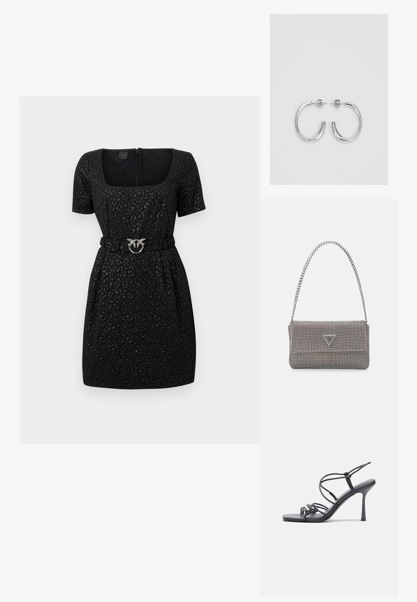 Czarna sukienka z krótkim rękawem, z teksturowanym zwierzęcym wzorem, kwadratowym dekoltem i dopasowanym wcięciem w talii, z okrągłym srebrnym paskiem z klamrą.; Czarne sandały na wysokim obcasie mają cienkie paski z węzłowym wzorem, gładki, kwadratowy czubek i smukły obcas w stylu szpilki.; Jasnoszara metaliczna torebka na łańcuszku, ozdobiona małymi okrągłymi metalowymi ćwiekami oraz trójkątnym logo marki.; Srebrne kolczyki na biglu o gładkim, błyszczącym wykończeniu. O zaokrąglonym kształcie, lekkim designie, z zamknięciem na zatrzask.