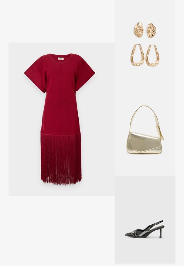 Piros kötött ruha rövid ujjakkal és laza fazonnal, hosszú bojt részlettel az alsó szegély mentén. Sima textúra és egyszínű.; Fekete lakk bőr, hegyes orrú slingback cipő, boka pántokkal, ezüst csatokkal és hardverelemekkel, valamint karcsú sarkú.; Arany fémes kézi táska, strukturált dizájnnal, sima felülettel és állítható pánttal. Egyedi háromszög alakú, minimalistának mondható varrásokkal rendelkezik.; Aranyszínű fülbevalók, texturált, hullámos formákkal. Tartalmazza a szobrászati klipszes studokat és az open hoop kialakítást, kalapácsos felülettel.