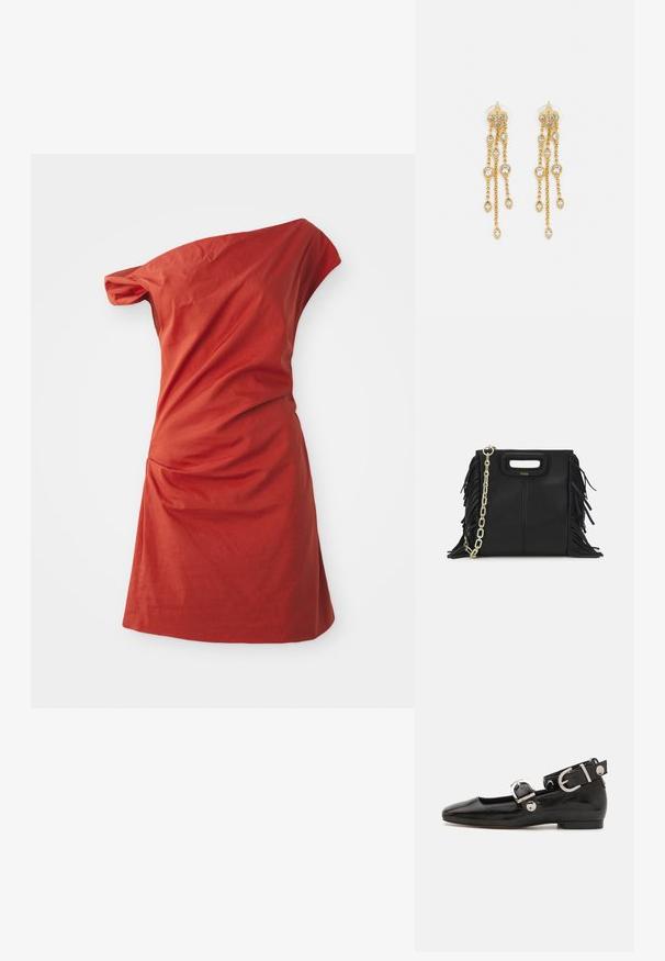 Robe asymétrique à épaule unique en coton rouge brique, avec des détails froncés sur le côté et une finition texturée.; Ballerine en cuir verni noir avec un bout carré, sangle de cheville avec des détails en métal argenté et semelle plate. Texture lisse avec un design minimaliste.; Sac à main en cuir noir avec des détails en franges, chaîne dorée pour l'épaule et une poignée découpée. Présente le logo sur le devant.; Boucles d'oreilles en ton or avec plusieurs chaînes en cascade, présentant des accents en strass ovales transparents et des dessus à clous décoratifs.