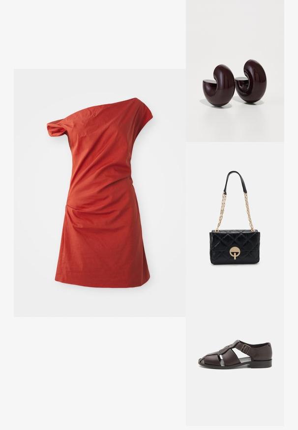 Epäsymmetrinen yksiolkaiminen mekko tiilenvärisestä puuvillasta, jossa on ker gathered-sivuyksityiskohtia ja teksturoitu pinta.; Ruske kože kenki z odprtim prstom, ki ima več trakov, stranski zaponko in nizko blok kapico. Gladka tekstura.; Musta tikattu nahkakäsilaukku, jossa on kultaketjuolkaimet ja pyöreä solkiyksityiskohta. Kompakti suorakulmainen muotoilu ja sileä pinta.; Kaarevat veistokset syvässä burgundinvärissä, kiiltävässä pinnassa, joissa on puolikuun muotoisia lovia ja sileä tekstuuri, muistuttaen abstrakteja etanan muotoja.