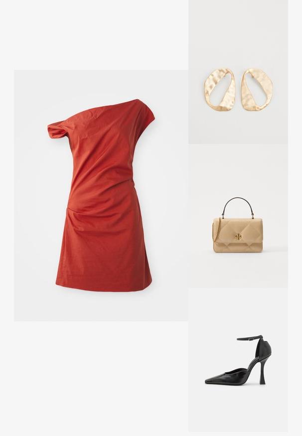 Asimetriška vieno peties suknelė plytų raudonos spalvos iš medvilnės, su susiraukšlėtu šonu ir tekstūruotu paviršiumi.; Juodos aukšto kulno botai su blizgiu paviršiumi, smailiu pirštu, kulkšnies dirželiu ir skulptūriniu stiletto kulnu. Lygus paviršius ir elegantiškas dizainas.; Kailiniuotas šviesiai rudas odinis rankinukas su auksinės spalvos detalėmis, grandinėlės petnešomis ir viršutine rankena. Yra priekinė uždanga ir išskirtinis logotipo akcentas.; Nedidelis nereguliarus ovalo formos aukso tono metalinių auskarų pora su tekstūruota, šiek tiek kalta paviršiumi ant balto fono.