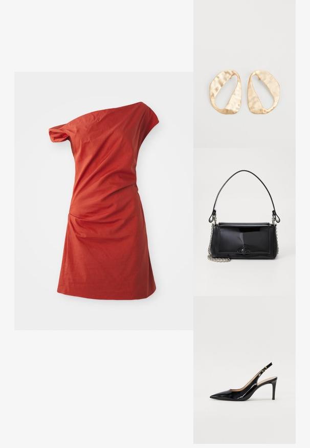 Asimetriška vieno peties suknelė plytų raudonos spalvos iš medvilnės, su susiraukšlėtu šonu ir tekstūruotu paviršiumi.; Juodas lakinės odos slingback batelis su smailiu nosiu, plonu kulnu ir subtiliu išpjovos dizainu. Yra auksinė sagtis ant dirželio.; Juodas lakinės odos rankinės ilgis stačiakampis, su grandinėlės dirželiu ir išskirtiniu metaliniu akcentu centre. Lygus paviršius.; Nedidelis nereguliarus ovalo formos aukso tono metalinių auskarų pora su tekstūruota, šiek tiek kalta paviršiumi ant balto fono.