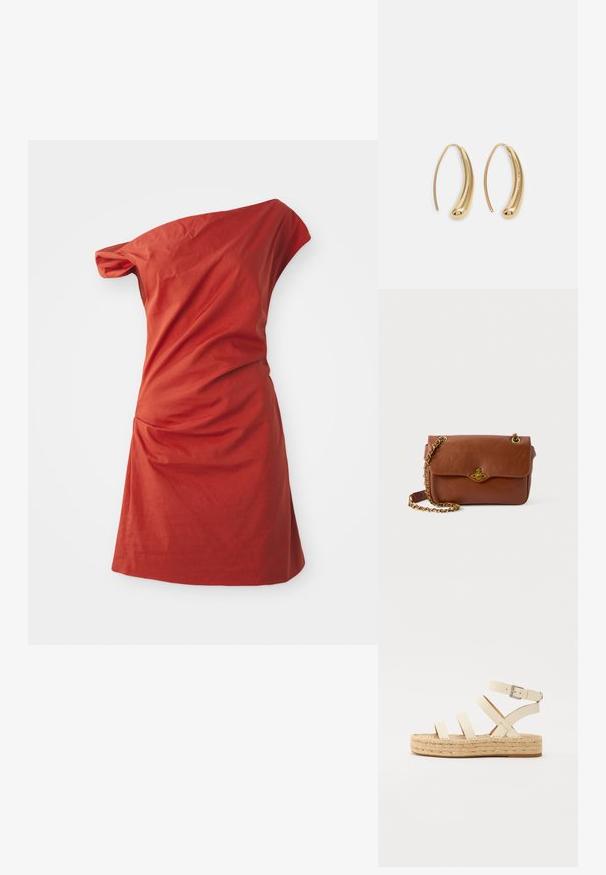 Asümmeetriline ühekohaline kleit telliskivi punastest puuvillast, millel on voltitud külje detail ja tekstureeritud viimistlus.; Helebeežides nahast espadrillide suss, millel on neli ristsisestust ja ankle bucklet, koos kootud jute platvormi tallaga ja lamedate kummist põhjadega.; Pruunist nahast risti keha kott klapiga kinnitusega, kuldsetest detailidest ja ahelaga rihmast. Sile tekstuur, ristkülikukujuline kuju, minimaalsete detailidega.; Kuldtoonilised metallist rõngas kõrvarõngad, millel on kõver ja piklik kuju. Omavad siledat, läikivat pinda ja ümarat tipptugevdust, mis lisab detaili.