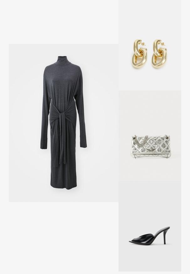 Dolga obleka iz temno sive tkanine, z visokim ovratnikom in zavezanim pasom, ki ima tekoč in padajoč silhueto.; Črne usnjene mule s visokimi petami, odprto nosilo, bodičast dizajn, gladka tekstura in ozka stiletnica.; Srebrna metalna torbica z verižnim ročajem, prešita tekstura, dekorativno šivanje in zadrga. Ima embosirane dodatke na sprednji strani.; Rabanne XL LINK  DOUBLE HOOP EARRINGS - Uhani - gold-coloured