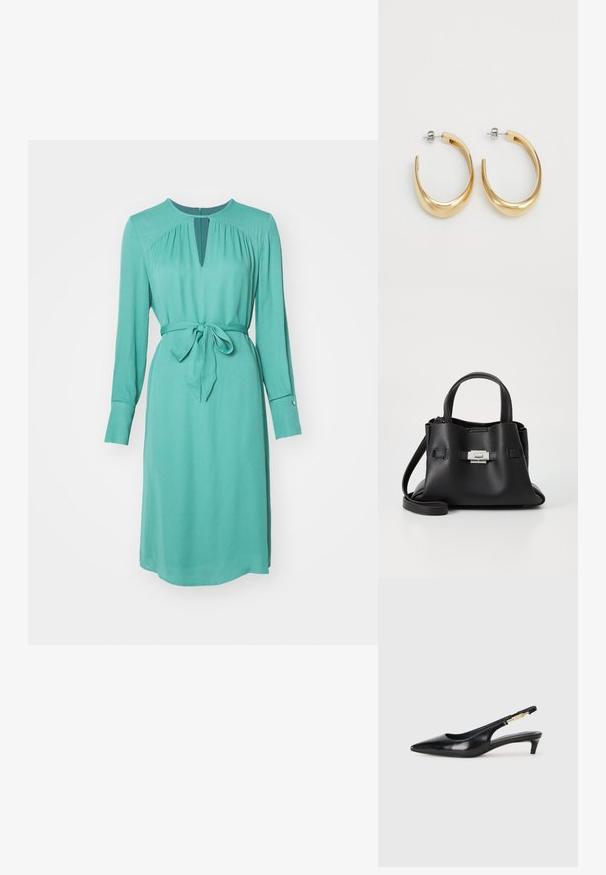 Turkise langermet kjole med nøkkelhulls hals, knytet midje og knappede mansjetter. Glatt stoff med en lett drapert silhuett.; Sorte lærreim hæler med spiss tå, som har en slank hæl og en gullfarget detalj på den justerbare stroppen. Glatt tekstur.; Svart skinnveske med teksturert overflate, som har to håndtak på toppen, en avtagbar skulderrem og detaljer med sølvspenne.; Gullfargede hoop øredobber med en glatt, buet design. Laget av metall, med en elegant finish og bakfeste.