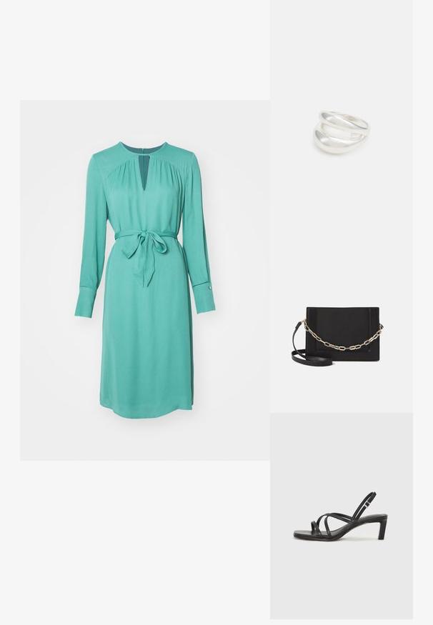 Türkises, langärmliges Kleid mit einem Schlüssellochausschnitt, tailliertem Bund und knöpfbaren Manschetten. Glattes Material mit einer leicht drapierten Silhouette.; Schwarze Sandale mit Riemchen, quadratischer Zehenform und niedrigem Blockabsatz. Verfügt über mehrere dünne Riemen und einen verstellbaren Knöchelriemen. Hergestellt aus glattem Leder.; Schwarze Leder-Crossbody-Tasche mit glatter Textur, rechteckiger Form und metallic-kettendetail auf der Vorderseite. Verstellbarer Gurt inklusive.; Silberner Doppelring mit einer glatten, polierten Oberfläche. Verfügt über ein fließendes, kurviges Design mit überlappenden Abschnitten für einen modernen Look.