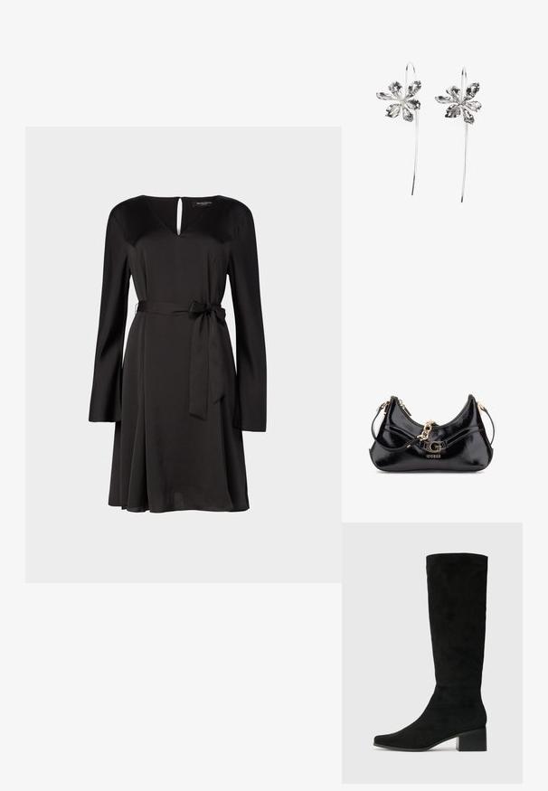Fekete ruha hosszú ujjakkal, V-kivágással és kulcslyuk részlettel. A derekán megkötős öv található, és egy laza szoknyája van. Simább anyag.; Térdig érő fekete velúr csizmák, hegyes orral és tömb alakú, négyszögletes sarokkal, sima felülettel és minimalista dizájnnal.; Fekete lakkbőr táska íves kialakítással, aranyszínű fémrészletekkel és egy hangsúlyos logóval. Tartalmaz egy levehető vállpántot.; Ezüst virágformájú fülbevalók, texturált felülettel, hosszú akasztókkal és szirmokra hasonlító részletekkel az összetett dizájn érdekében.