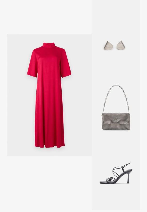 Röd klänning med knälängd, hög krage och korta ärmar. Tillverkad av ett mjukt, lätt tyg med en löst hängande silhuett.; Svarta högklackade sandaler har tunna remmar med en knuten design, en slät fyrkantig tå och en smal stilettklack.; Ljusgrå metallisk handväska med kedjestropp, prydd med små cirkulära metallnitar och en triangulär logotyp.; Silverfärgade metallörhängen med en slät, tårformad design och en polerad yta. Subtila gravyrer tillför detaljer. Minimalistisk design.