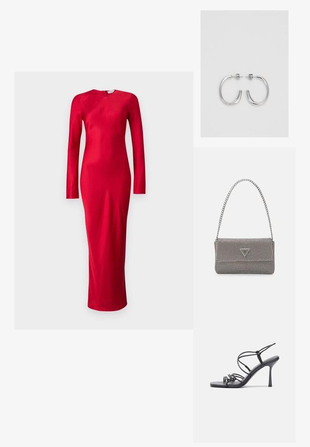 Červené šaty s dlhými rukávmi a priliehavým strihom, vyrobené z hladkej tkaniny. Majú okrúhly výstrih a zapínanie na zips na chrbte.; Čierne sandále na vysokom podpätku majú tenké remienky s uzlovým dizajnom, hladký štvorcový špičku a elegantný stiletto podpätok.; Svetlošedá metalická kabelka s reťazovým popruhom, ozdobená malými kruhovými kovovými štítkami a trojuholníkovým logom značky.; Strieborné kruhové náušnice s hladkým, lesklým povrchom, majú zakrivený tvar a zapínanie na puzetu. Minimalistický dizajn s moderným vzhľadom.