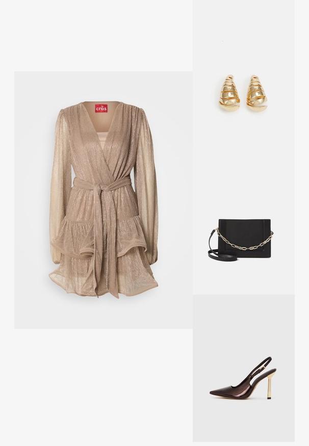 Beige fémes anyagú, hosszú puff ujjas ruházat, réteges fodros szoknyával és hozzáillő övvel. Mély V-nyakkivágással és lágy fényességgel rendelkezik.; Barna lakkbőr, slingback magassarkú cipő, hegyes orral és fényes aranyfém sarkal, fehér háttér előtt.; Fekete bőr keresztpántos táska, sima textúrával, téglalap alakú és fém lánc részlettel az elején. Állítható pánttal ellátva.; Arany színű fülbevalók, amelyek hosszúkás kúp alakúak, spirális díszítéssel. Simább felület, tükröződő fényességgel, ívelt részletekkel.