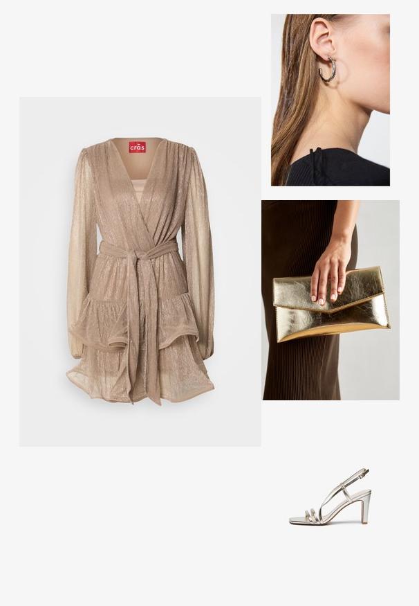 Bež haljina od metalik materijala s dugim puf rukavima, slojevitom suknjom s volanima i odgovarajućim remenom. Ima duboki V izrez i blagi sjaj.; Metalni srebrni sandali s visokom petom i otvorenom prstima, sa tri tanke trake preko stopala i trakom za gležanj sa kopčom.; Zlatna metalik torbica s glatkom teksturom, s trokutastim zatvaranjem na preklop. Ruka koja je drži ima uredno nj njegovane nokte.; Srebrna kružna naušnica s poliranim završetkom, koja ima male zlatne detalje i okrugli oblik, nošena na uhu.